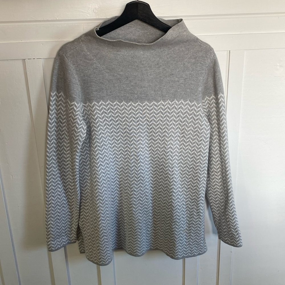 Aspen Mock Cowl Neck Gray & White Chevron Pattern Tunic Sweater Women’s Sz Small